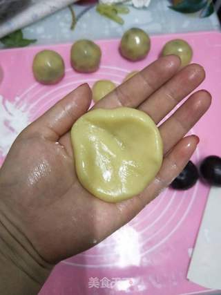 广式蛋黄豆沙月饼的做法步骤:13