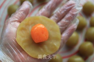 莲蓉蛋黄月饼的做法步骤：13