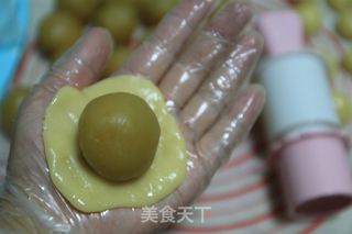 莲蓉蛋黄月饼的做法步骤：16