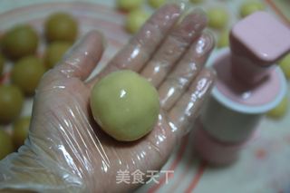 莲蓉蛋黄月饼的做法步骤：17