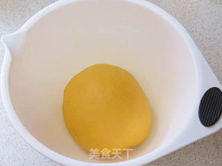 属于春天滴色彩。【向日葵豆沙面包】的做法步骤:6