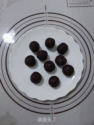 可可圆点冰皮月饼的做法步骤:9