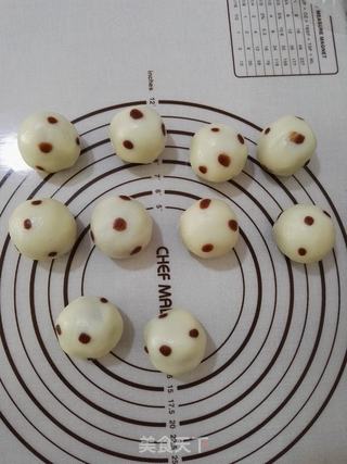 可可圆点冰皮月饼的做法步骤:16
