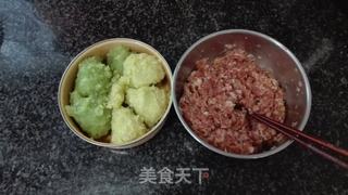 包菜西芹猪肉馅水饺的做法步骤：1