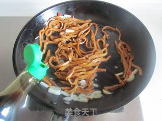 青椒豆芽炒千叶豆腐丝的做法步骤:4