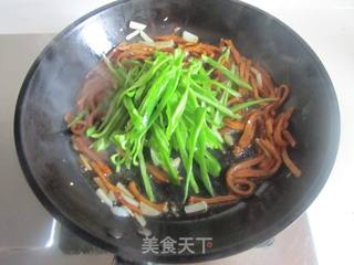 青椒豆芽炒千叶豆腐丝的做法步骤:5