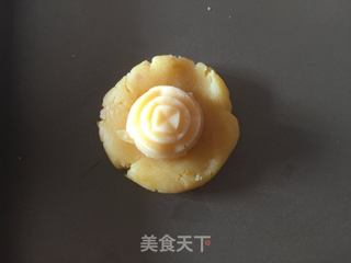 流心奶黄月饼的做法步骤：17