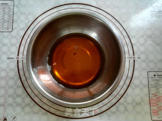 广式红豆沙蛋黄月饼的做法步骤:4