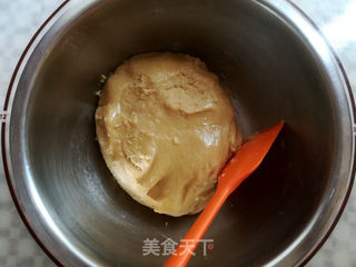 广式红豆沙蛋黄月饼的做法步骤:7