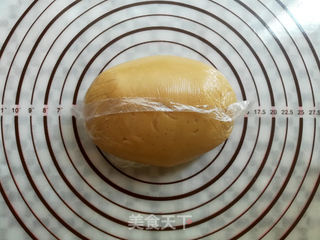 广式红豆沙蛋黄月饼的做法步骤:8