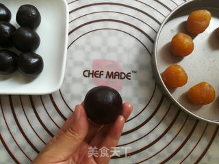 广式红豆沙蛋黄月饼的做法步骤:14