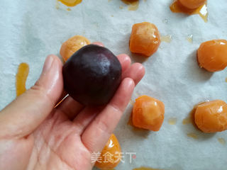 广式红豆沙蛋黄月饼的做法步骤:18