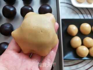 广式红豆沙蛋黄月饼的做法步骤:22