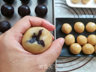 广式红豆沙蛋黄月饼的做法步骤:23