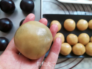 广式红豆沙蛋黄月饼的做法步骤:24