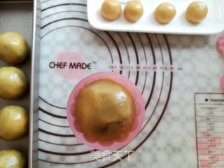 广式红豆沙蛋黄月饼的做法步骤:25