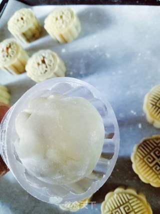 广式蛋黄月饼的做法步骤:7