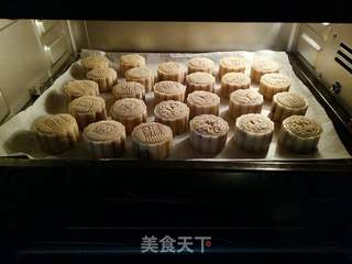 广式蛋黄月饼的做法步骤:9
