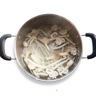 下火好鲜味——菌菇花蛤汤的做法步骤:7