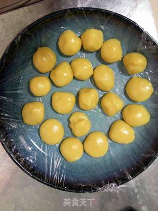 广式莲蓉蛋黄月饼的做法步骤:4