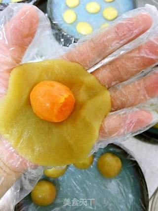 广式莲蓉蛋黄月饼的做法步骤:6