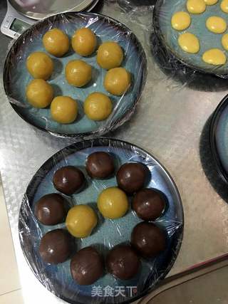 广式莲蓉蛋黄月饼的做法步骤:7