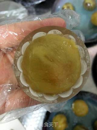 广式莲蓉蛋黄月饼的做法步骤:11