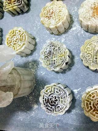 广式莲蓉蛋黄月饼的做法步骤:12