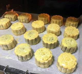 广式莲蓉蛋黄月饼的做法步骤:13