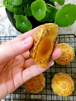 广式莲蓉蛋黄月饼的做法步骤:16