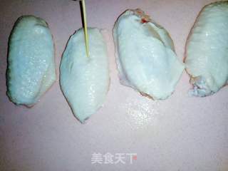 炸鸡翅的做法步骤：1