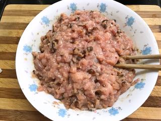 褐麦香菇肉包的做法步骤:2