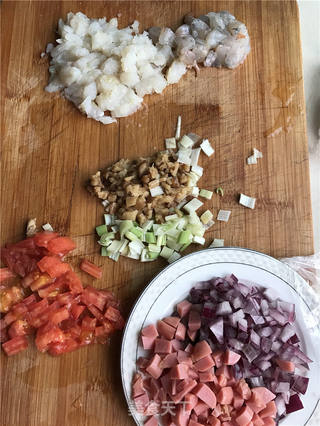酸姜海鲜炒饭的做法步骤：1