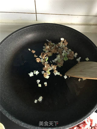 酸姜海鲜炒饭的做法步骤：2
