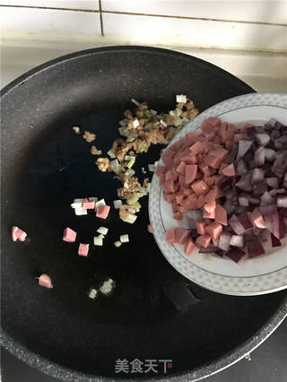 酸姜海鲜炒饭的做法步骤：3