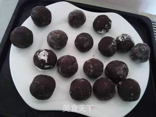 2017年的豆沙蛋黄月饼 的做法步骤:3