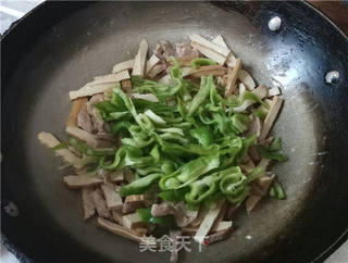 青椒豆干炒肉丝的做法步骤:6
