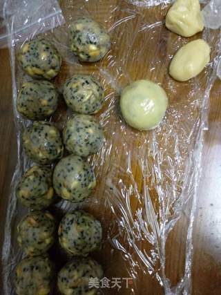 五仁月饼(50克)的做法步骤:6