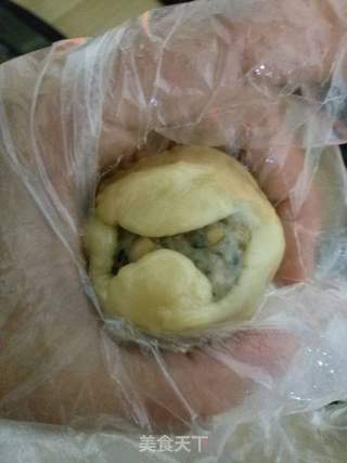 五仁月饼(50克)的做法步骤:7
