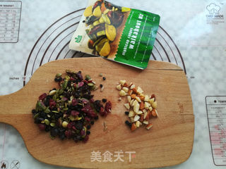 肉松果仁月饼的做法步骤:7