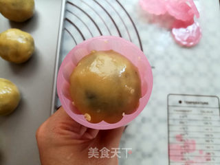 肉松果仁月饼的做法步骤:18