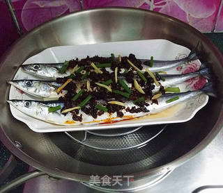豆豉辣酱蒸秋刀鱼的做法步骤:8