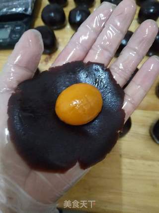蛋黄酥的做法步骤:11