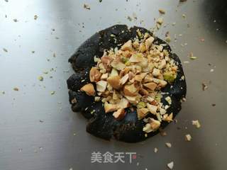 黑芝麻坚果月饼的做法步骤:4