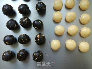 黑芝麻坚果月饼的做法步骤:5