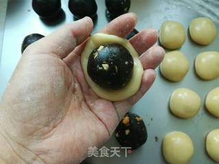 黑芝麻坚果月饼的做法步骤:6