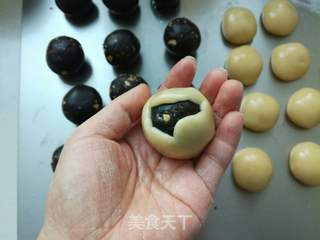 黑芝麻坚果月饼的做法步骤:7
