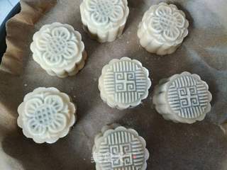 黑芝麻坚果月饼的做法步骤:10
