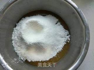 黑芝麻坚果月饼的做法步骤:2