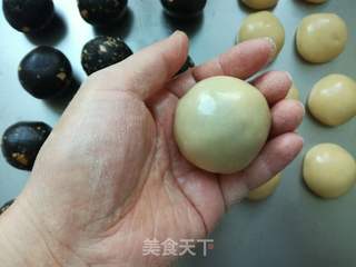 黑芝麻坚果月饼的做法步骤:8